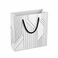 Borsa regalo 26 x 12 x 32 cm in carta bianca e nera con manici in corda stile geometrico